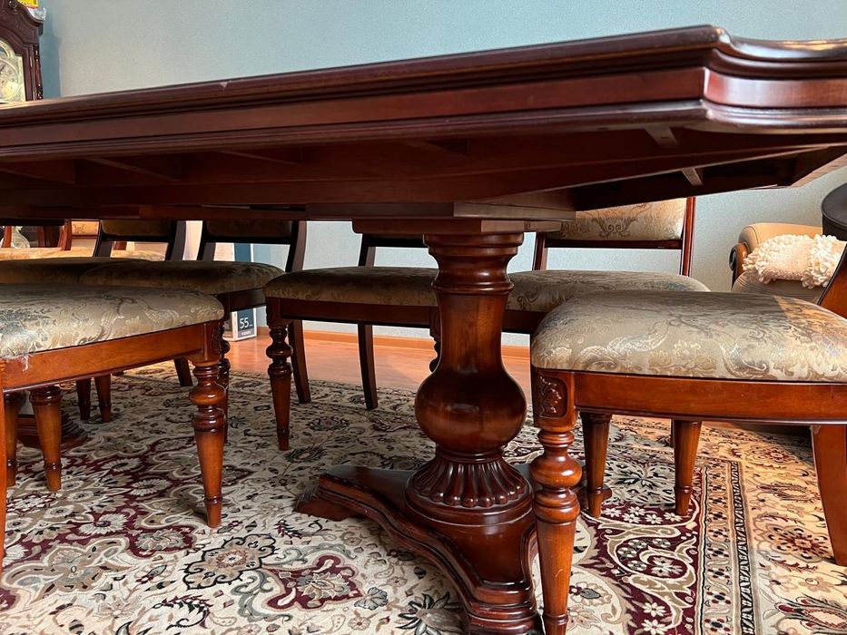 Продаётся стол со стульями из красного дерева