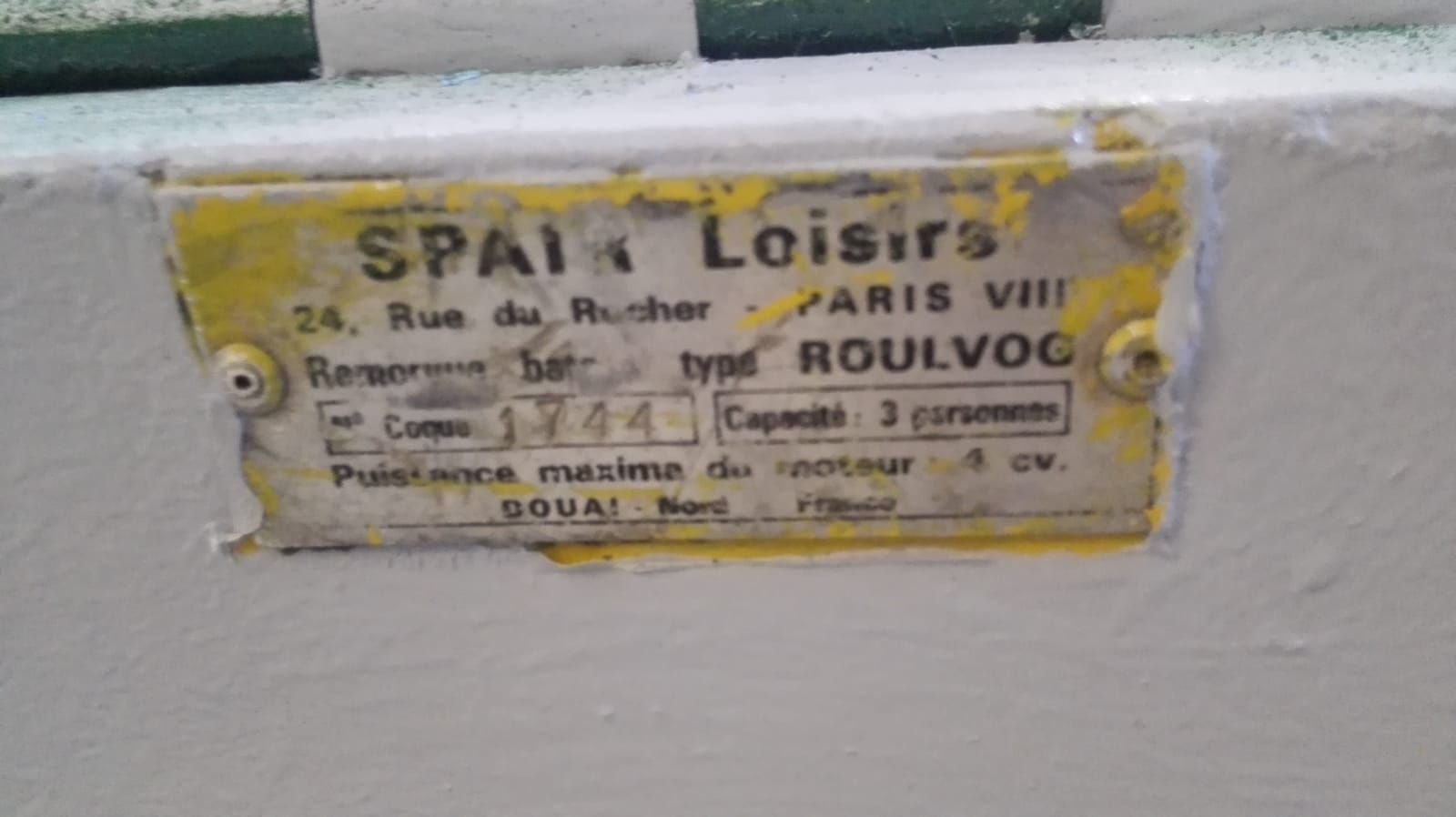 Vând barcă din fibra pentru pescuit.