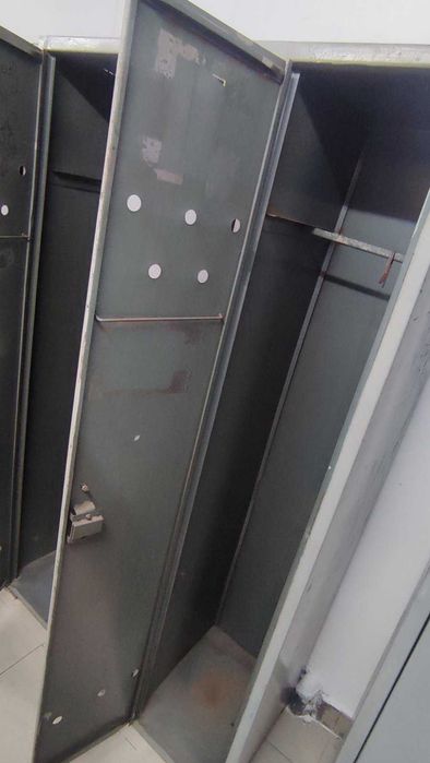 метални шкафчета тройни