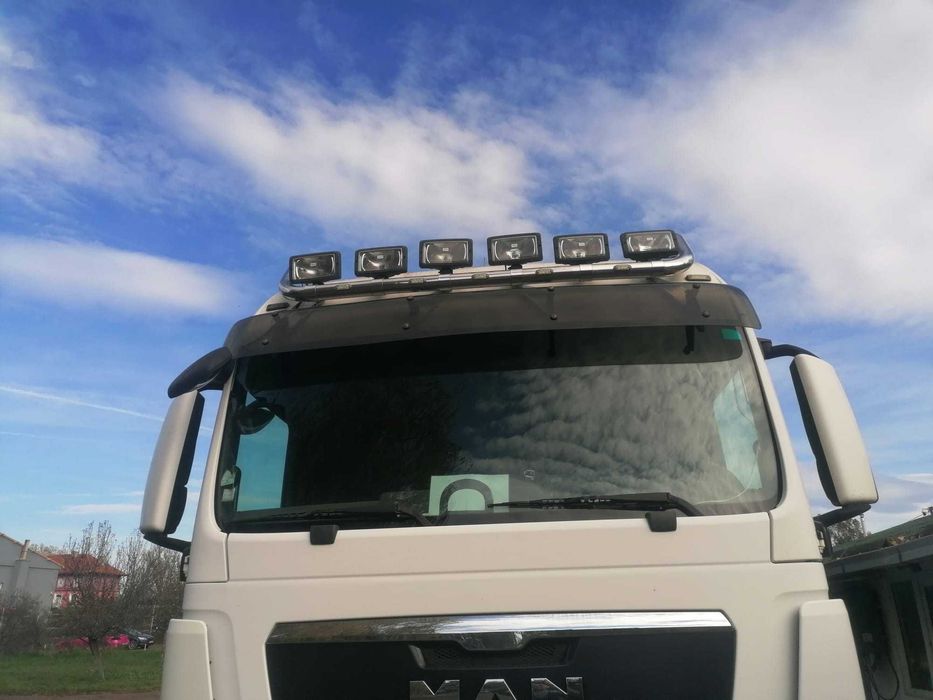 Autocamion cu macara