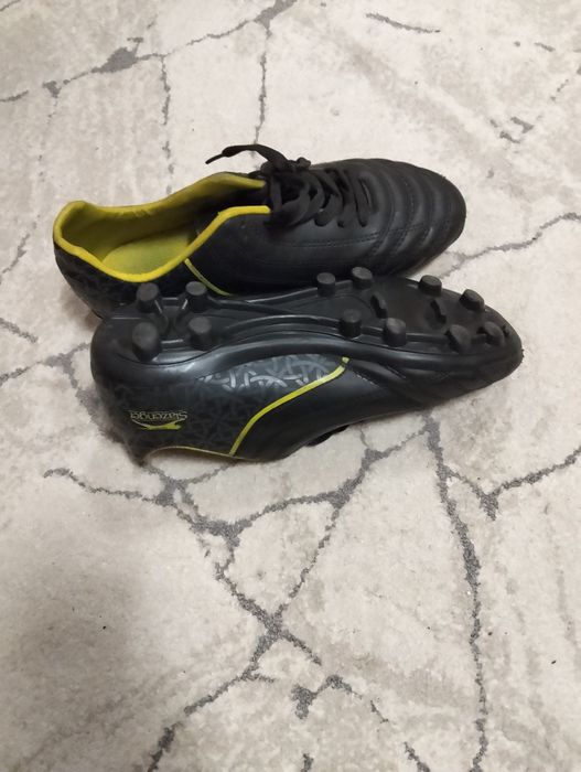 Papuci de fotbal cu crampoane.