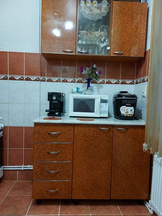 Vând mobilă + colțar  Prețuri negociabile