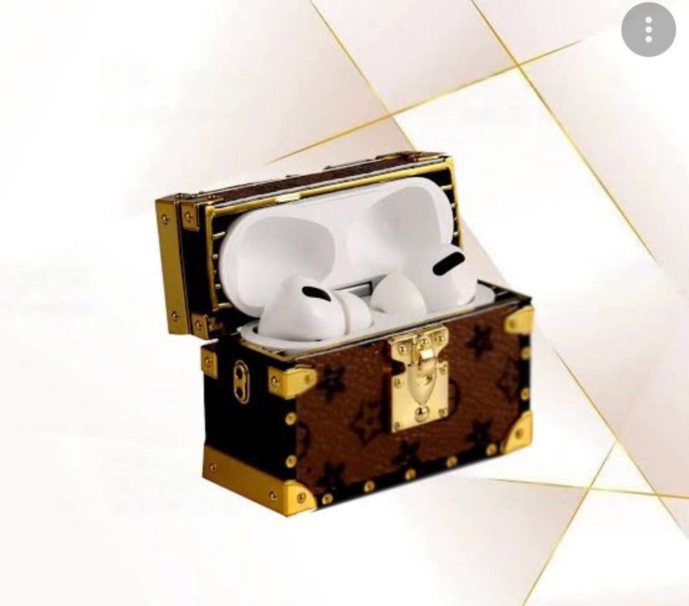 Cutie Louis Vuitton pentru casti