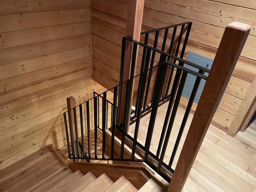 Scări din lemn masiv / placare scări de interior / usi lemn masiv