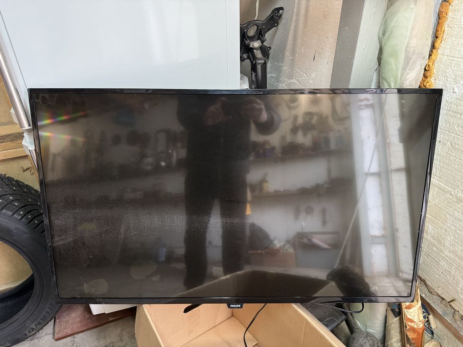 Продам Смарт телевизор 43 дюйма Philips, требует ремонт экрана