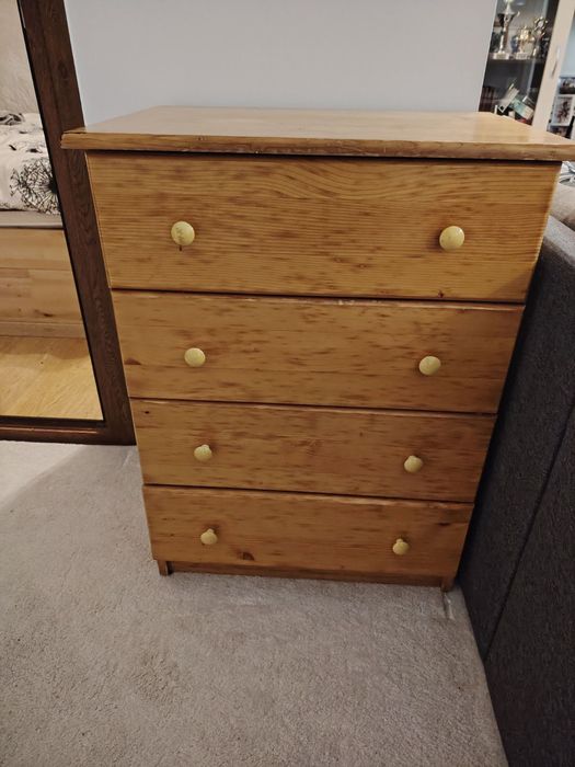 Скрин от дърво, столове от дърво и метал