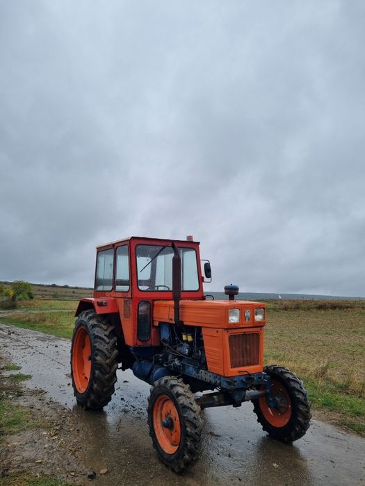 Vând tractor U 650 cu plug cu 3 brazde