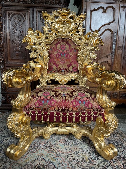 Красив масивен трон / стол