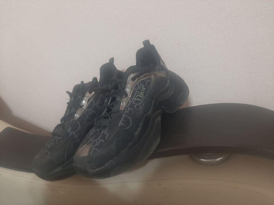 Продам кроссовки женские