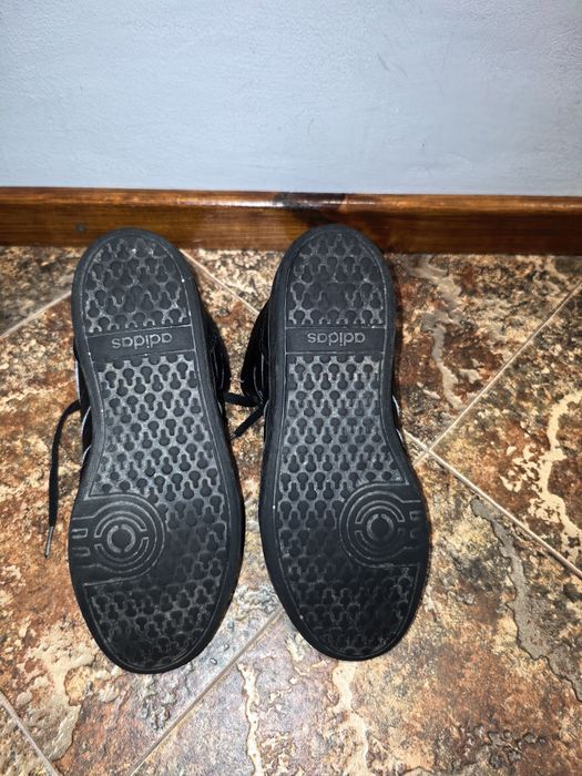 Подарявам спортни обувки