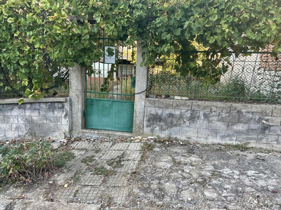 Двуетажна къща в село Петърница