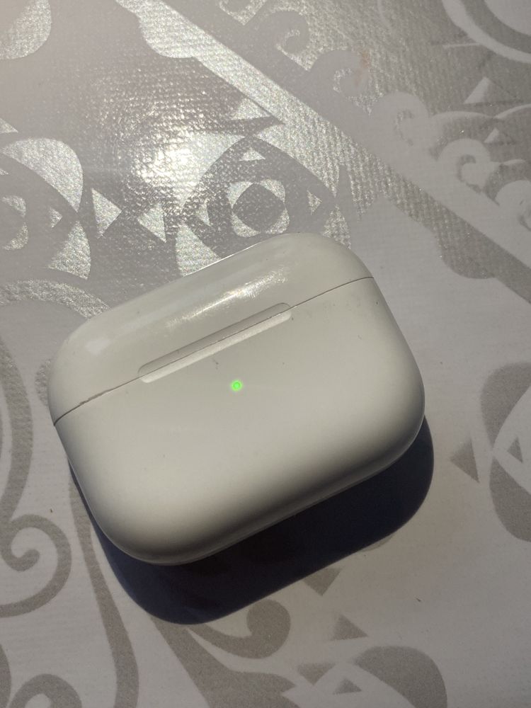 AirPods Pro case 3 100% оригинал продаю только кейс