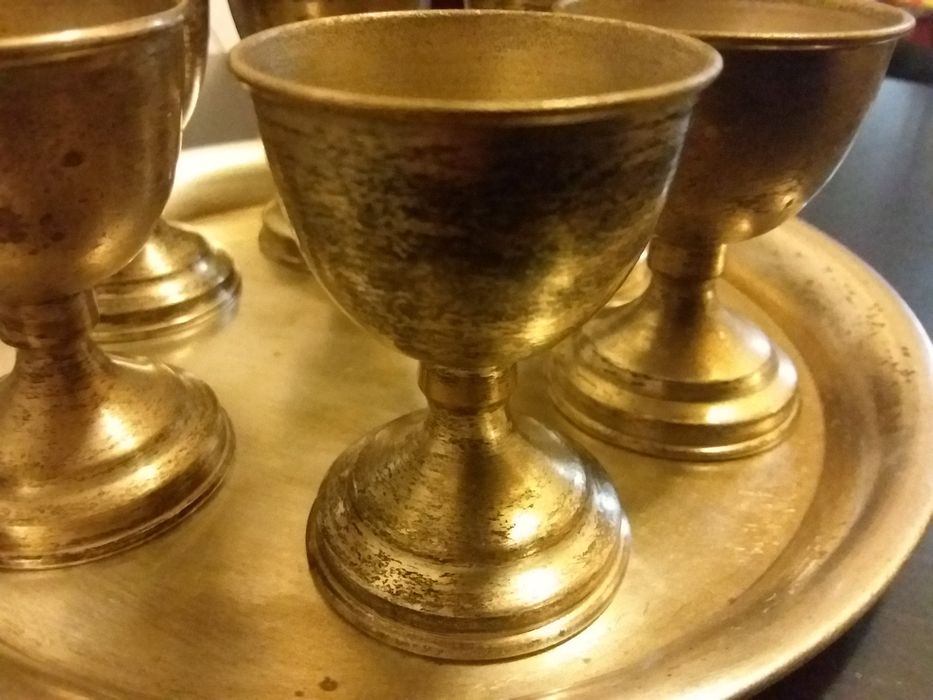 Tava cu 6 pahare argintate.