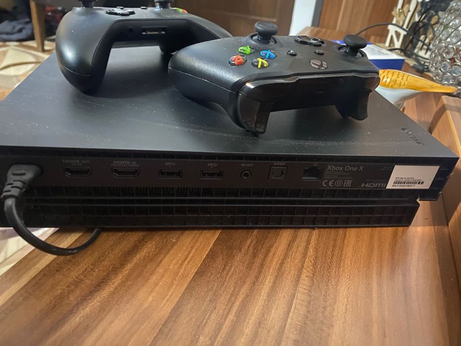 Vând Xbox one x în stare perfectă