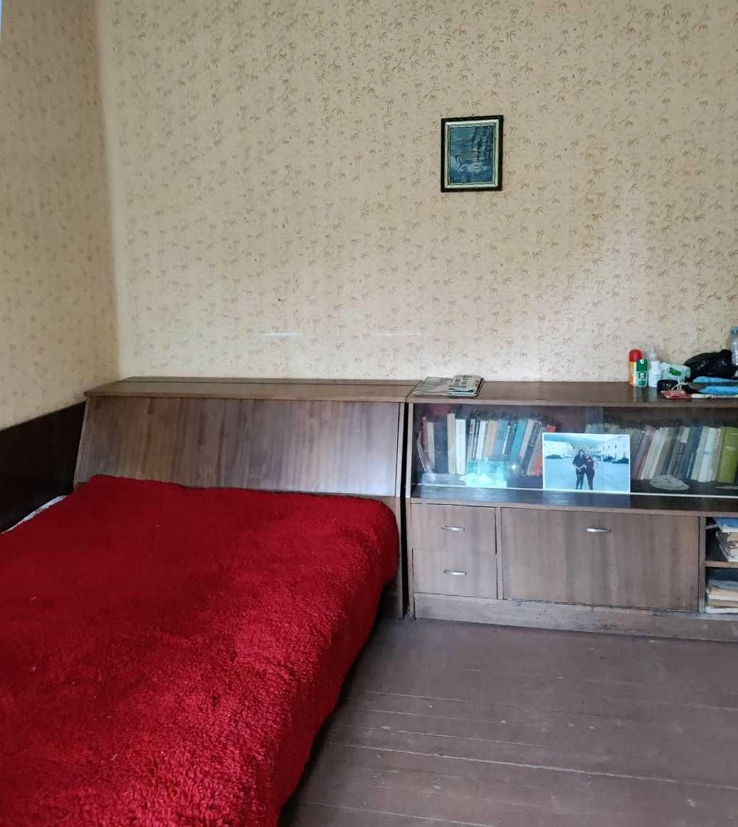 Продавам селска къща с голям двор и градина в с. Радовене/Роман