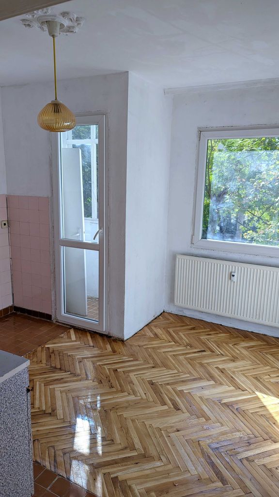 Продава се Четиристаен апартамент в Плевен, Сторгозия - 85 кв.м за 1259 €/кв.м - Снимка #2
