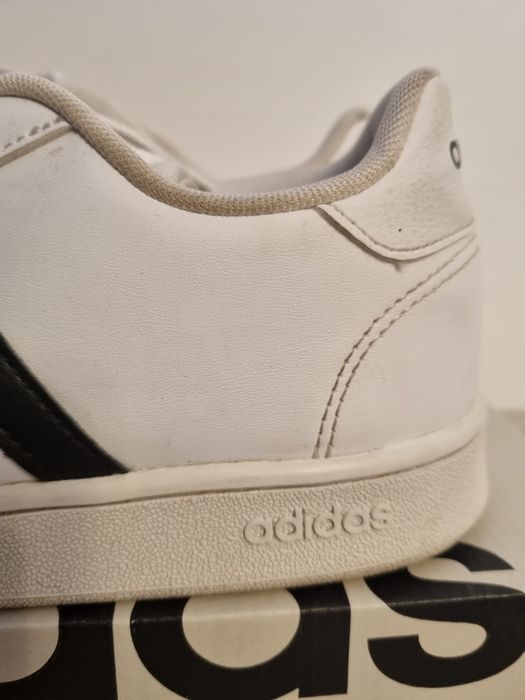 Adidas бели обувки с черни ленти 39 1/3