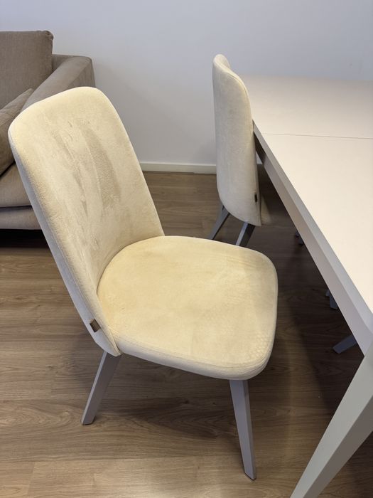 Masa extensibila cu 4 scaune crem