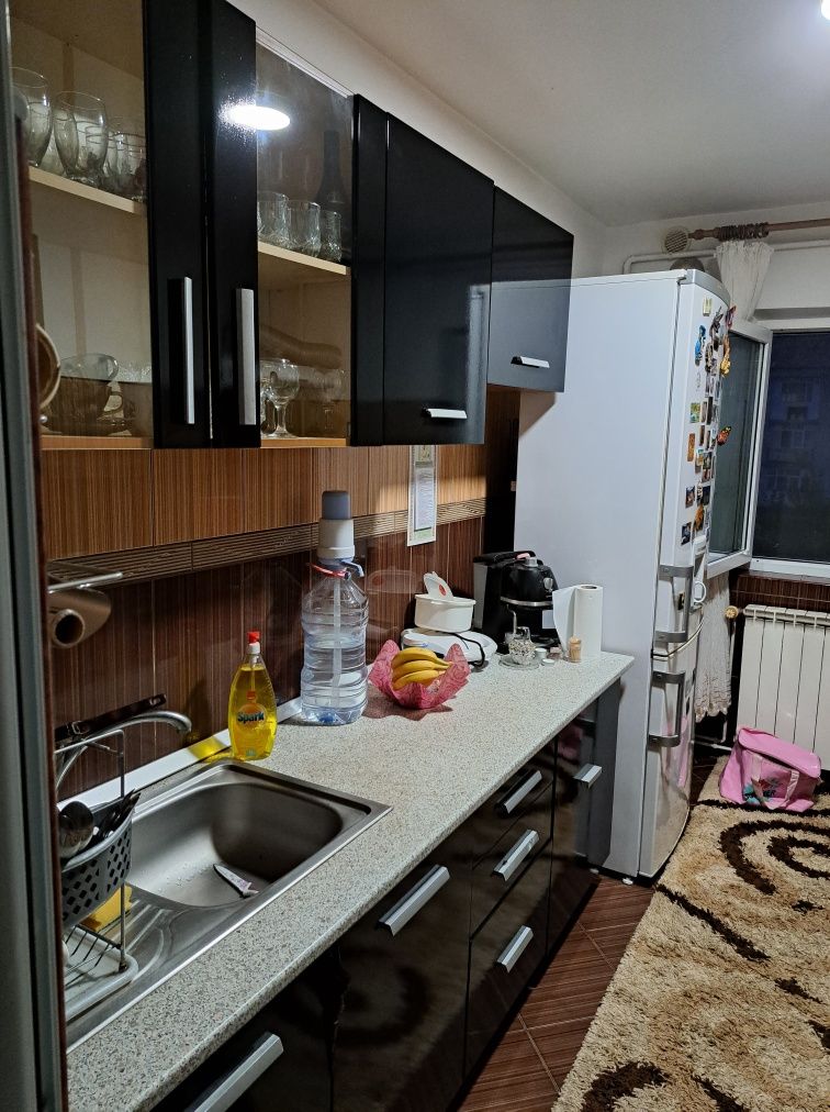 Vând apartament cu 4 camere