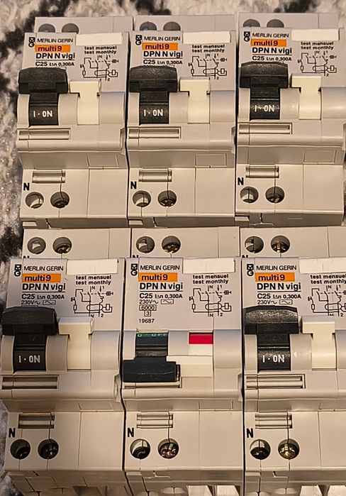 6 buc x intrerupător diferențial, protecție la suprasarcină, RCBO 25A