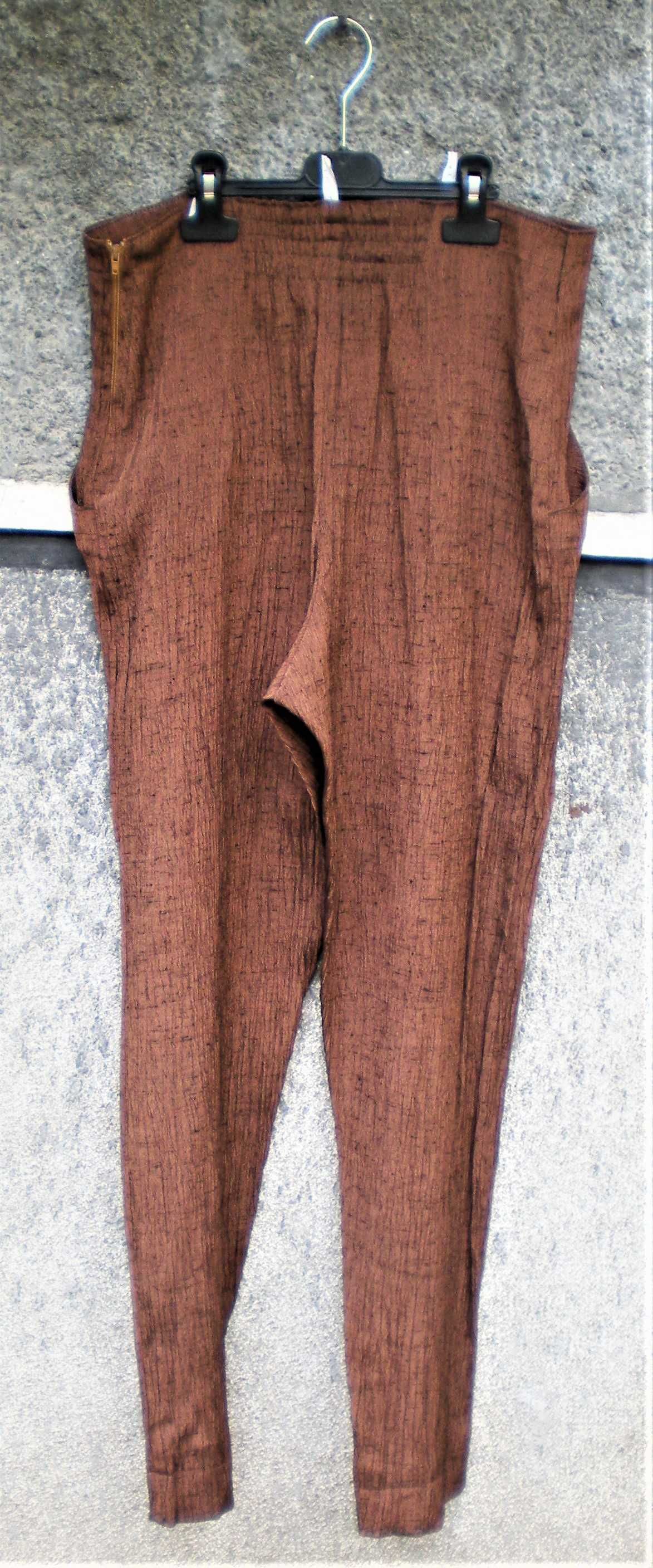 Compleu din cardigan cu pantaloni din mătase şi rochie din organza