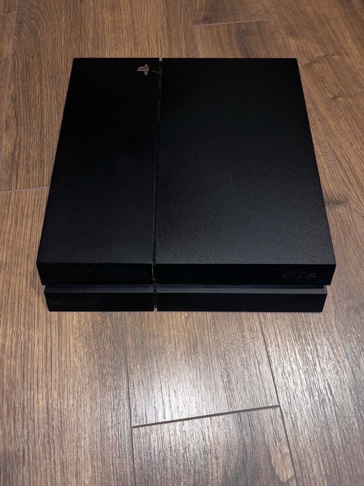 PlayStation 4 + 1 контролер + 2 игри