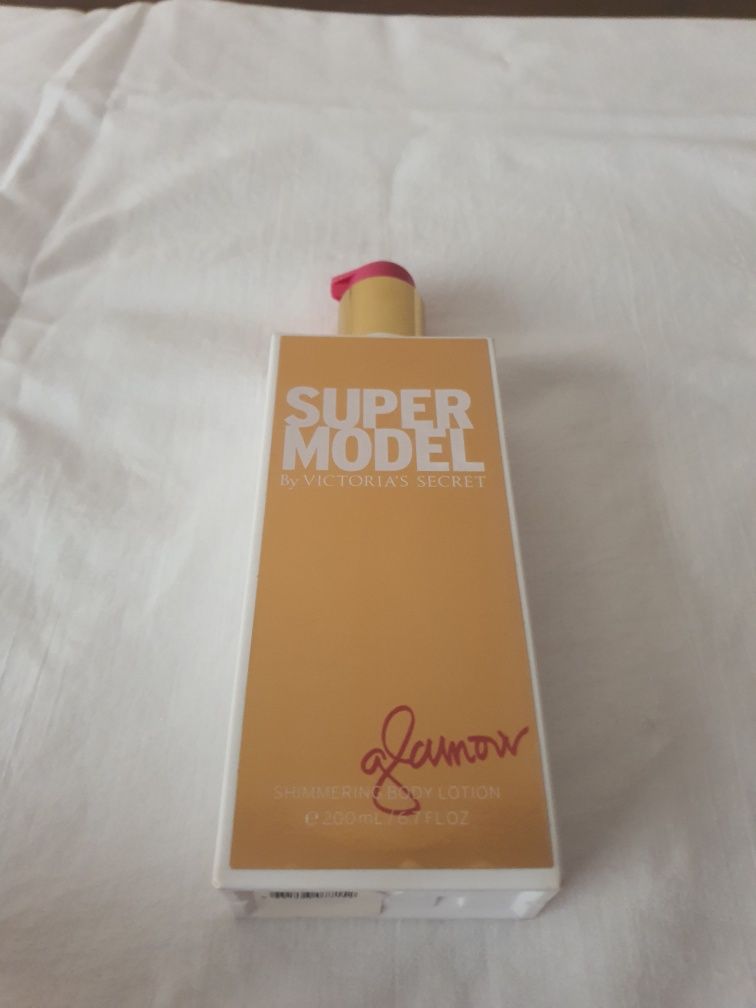 Super model shimmering lotion