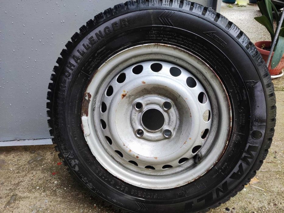 Продавам 2 зимни гуми 175 70 R13