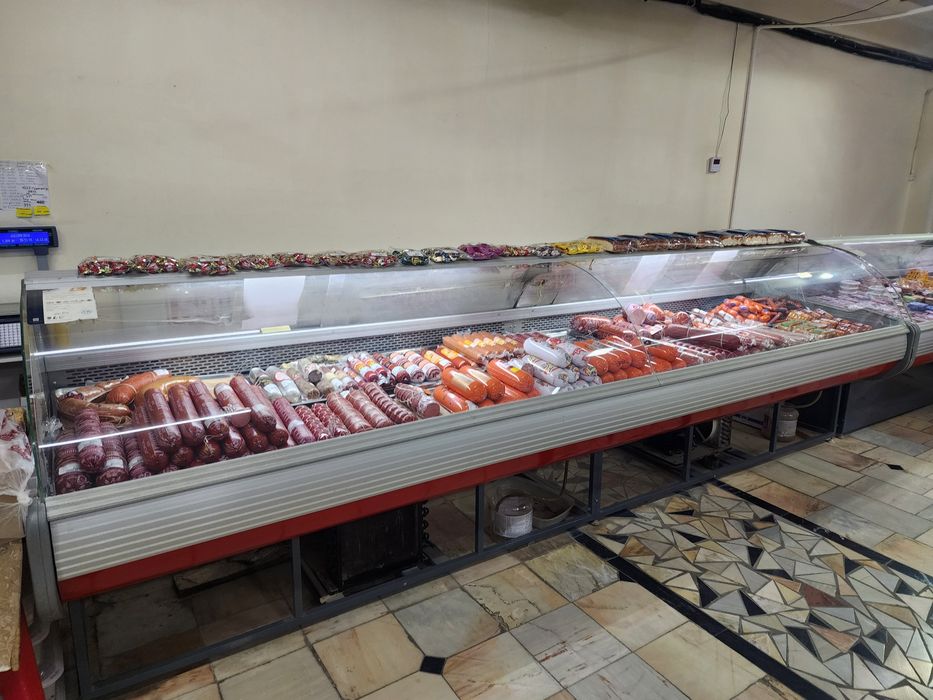 Magazin uchun vetrina polkalar xoladilnik