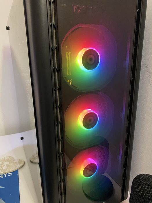 Pc(se vinde doar unitatea, nu celelalte)