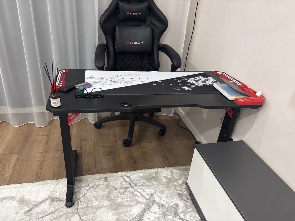 Продаю игровой стол с игровым креслом комплект