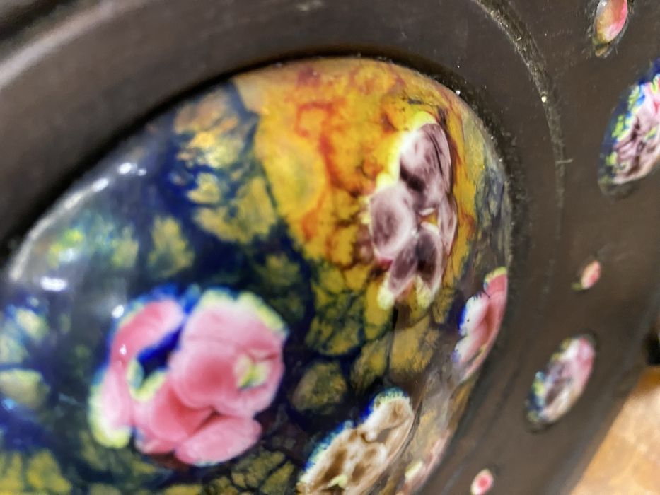 Стара декоративна чиния с ръчно рисуван емайл върху метал франция