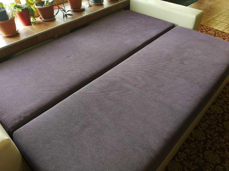 Разтегателен диван с раклa за завивки