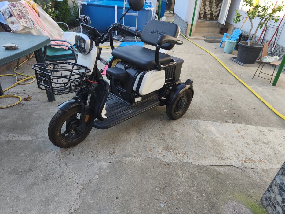 Vand triciclu electric