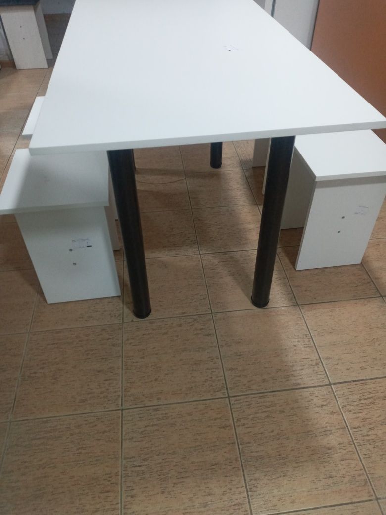 Продаю стол и табуретки