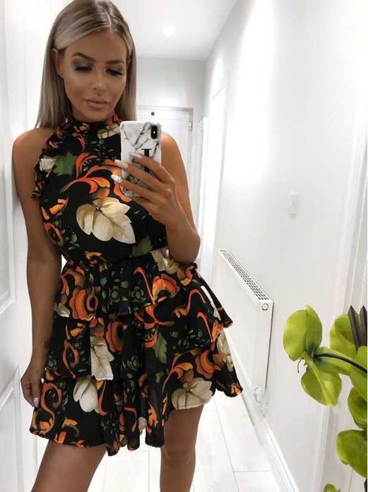 Дамска рокля с ефектен гръб