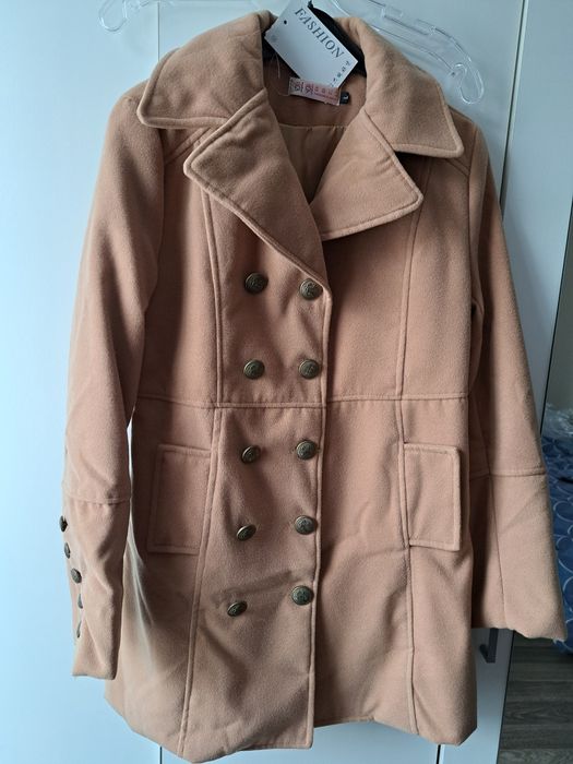 Ново елегантно палто с ефектни копчета