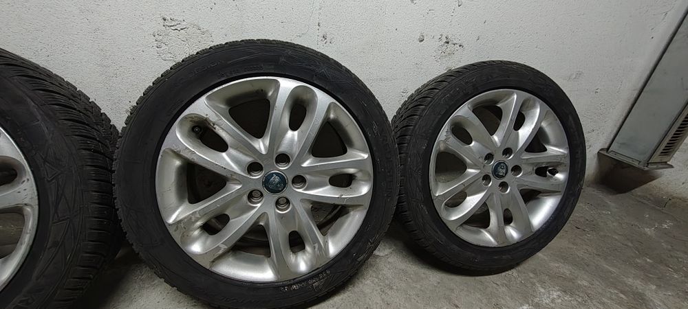 Зимни гуми Vredestein с джанти r17 5x108 за Jaguar
