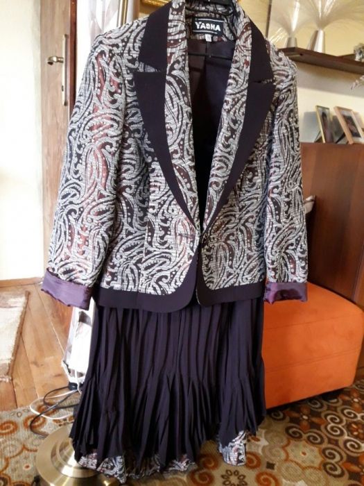 Дамски костюм със солей пола в цвят бордо