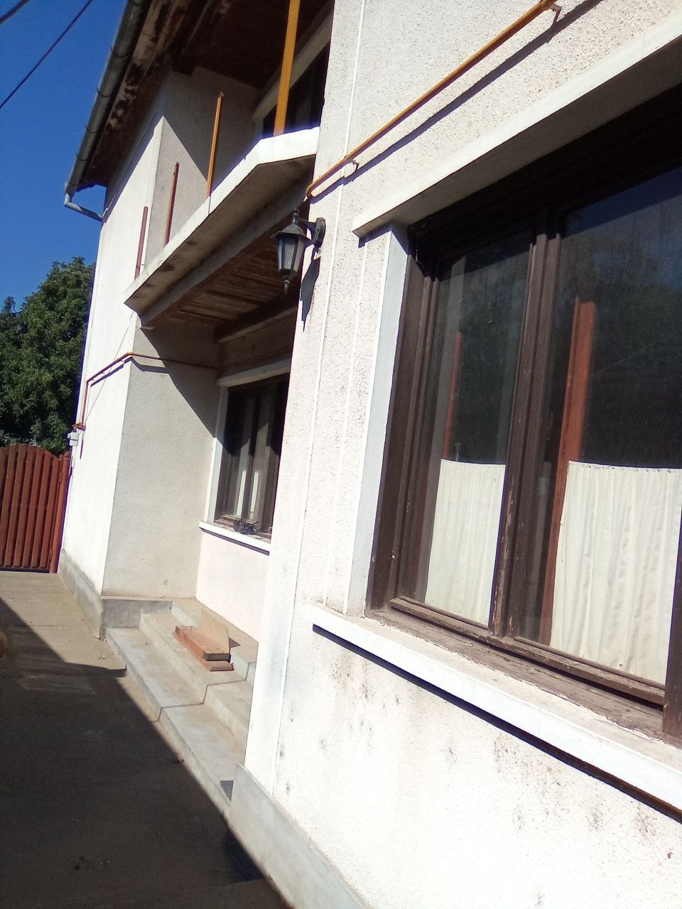 De vânzare:2 case de locuit. Casa de locuit și casa de locuit P+E1