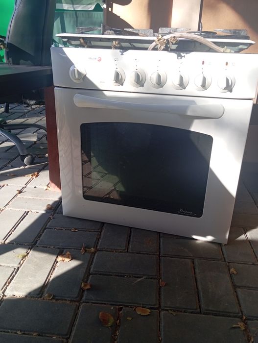 Продам электрическую духовку и встроенную газовую панель.