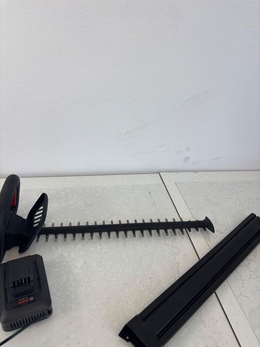 Ferăstrău cu acumulator Bosch UniversalHedgeCut 18V-50, 50 cm
