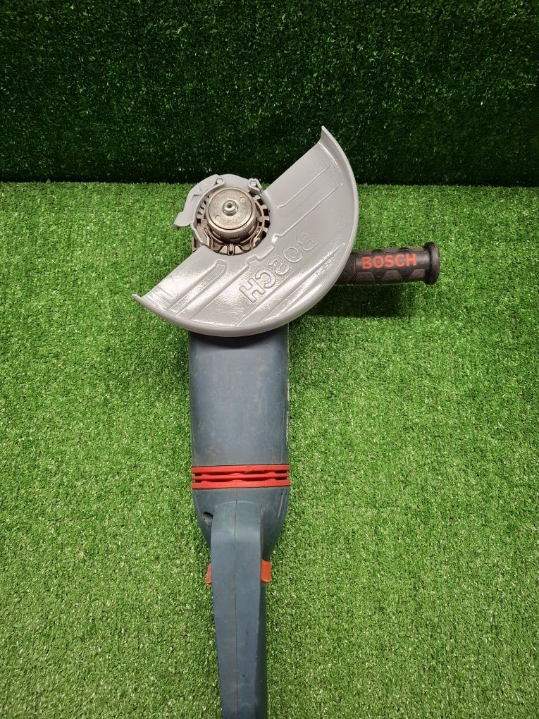 Голям мощен шлайф на Bosch GWS 24-230 JVX с ротационна дръжка.