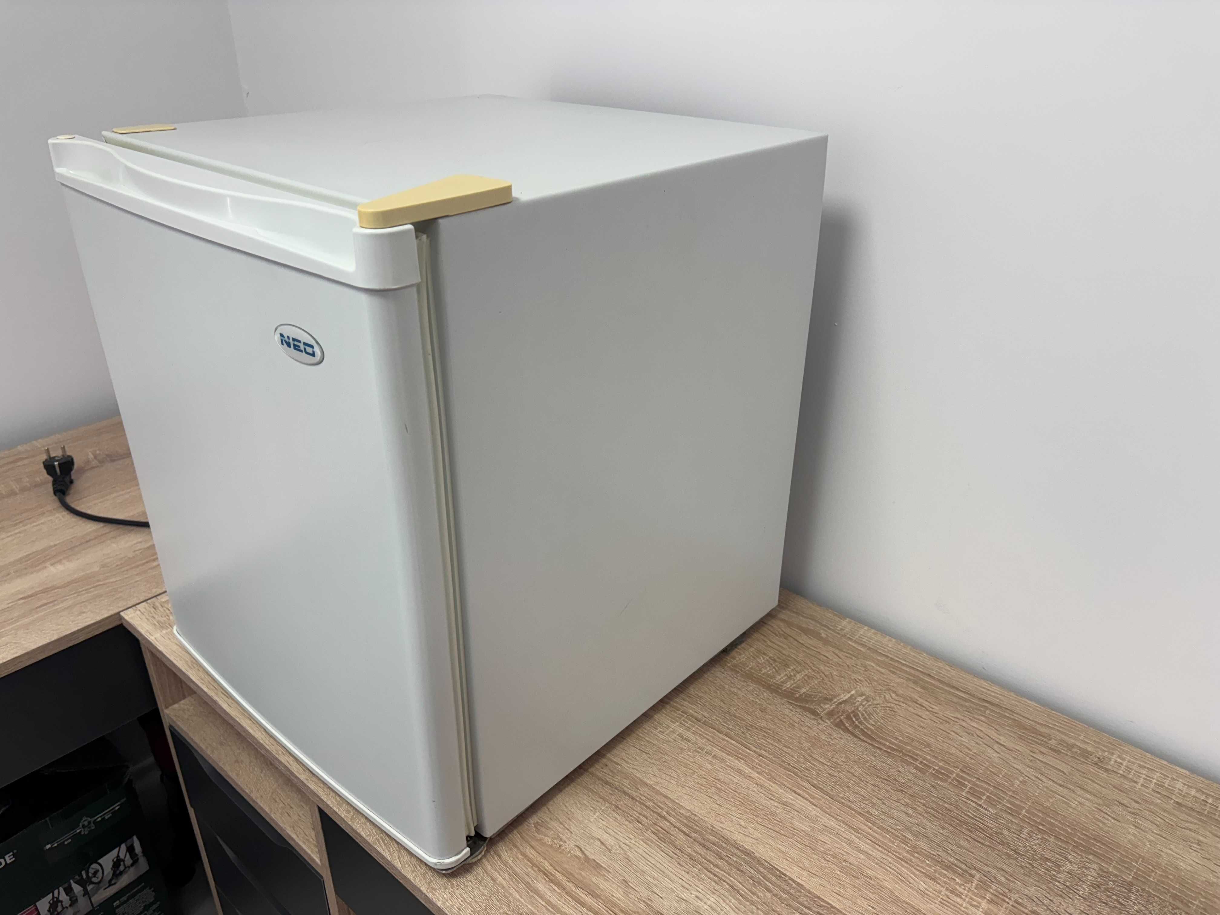 Минибар NEO Refrigerator BC-50, вместимост 50л, с вътрешна камера