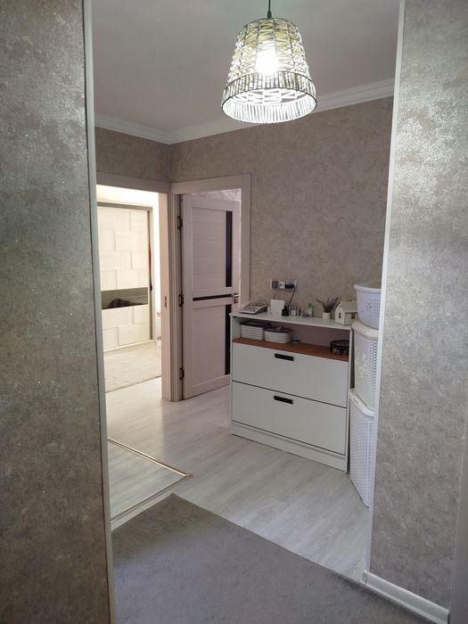 Продается 4 комнатная квартира . 2 этаж. Не боковой..