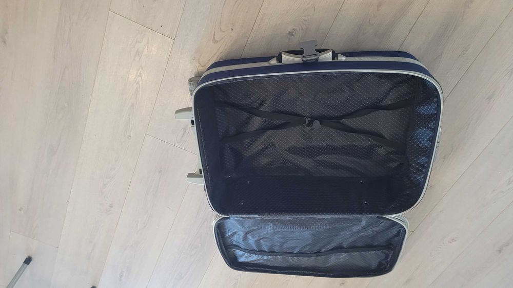 Troler mare albastru