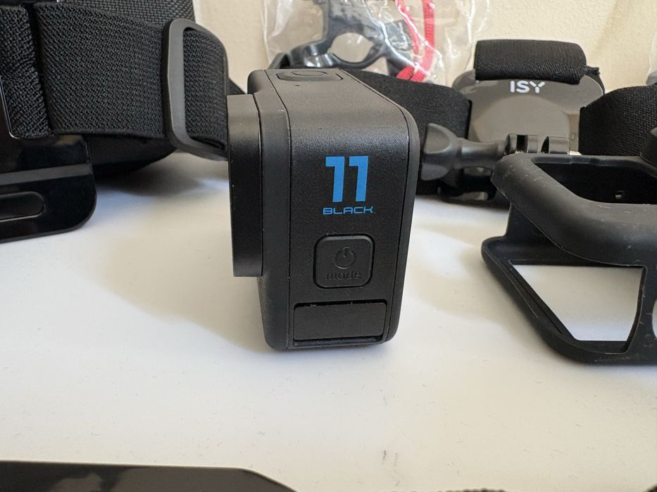 GoPro HERO 11 + пълен комплект аксесоари – почти нова