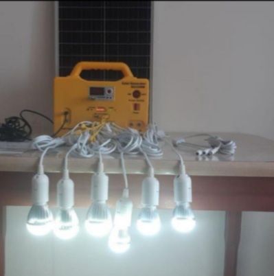 Комплекте 6 лампочек, прослушать музыку.