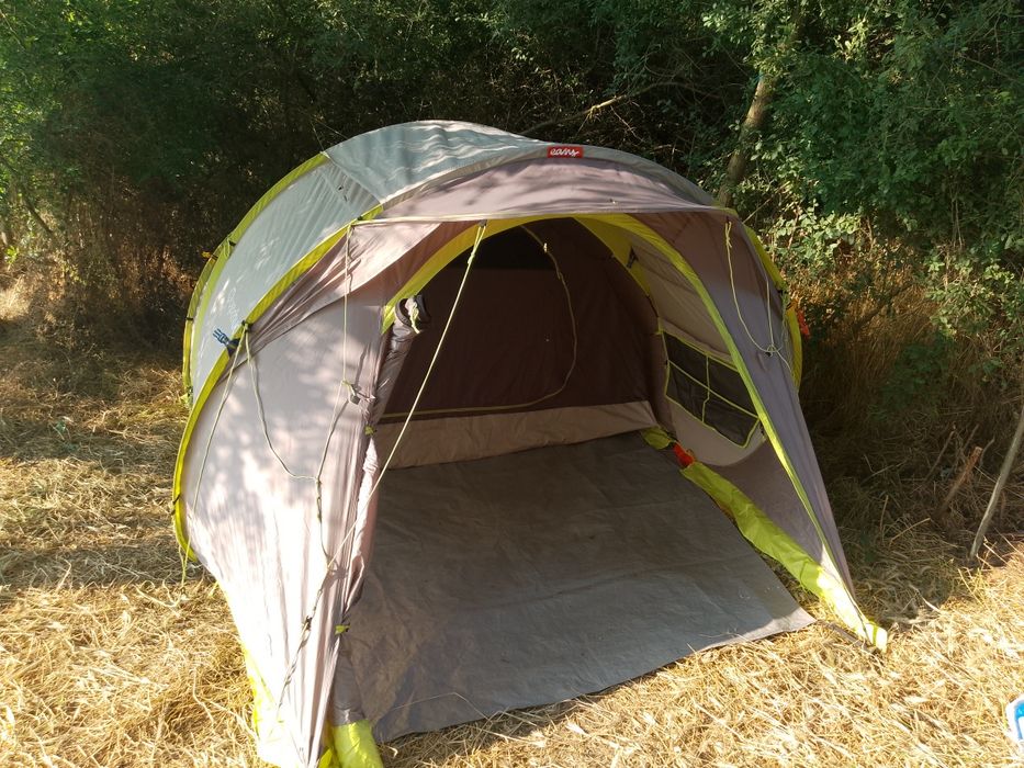 Палатка Quechua.