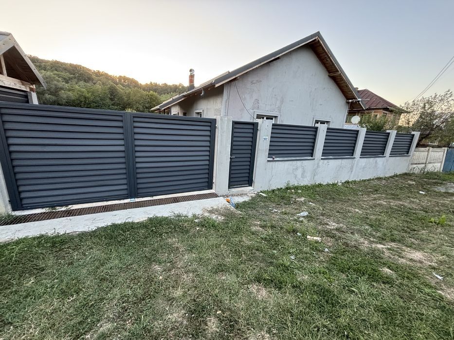 Construim la comanda dvs. garduri si porti din:
- panouri stil jaluzea